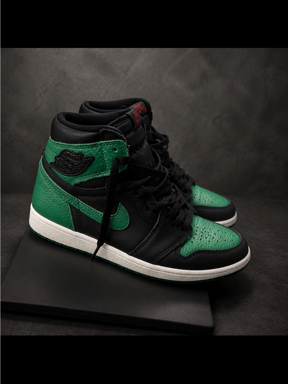 Nike Air Jordan 1 Retro High OG - Black & Green